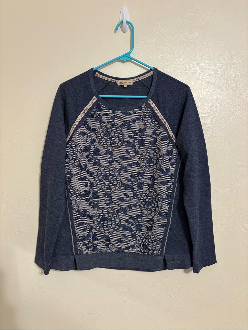 Democracy Large Navy Lace Front Sweatshirt Knit Top Floral Raglan Sleeve